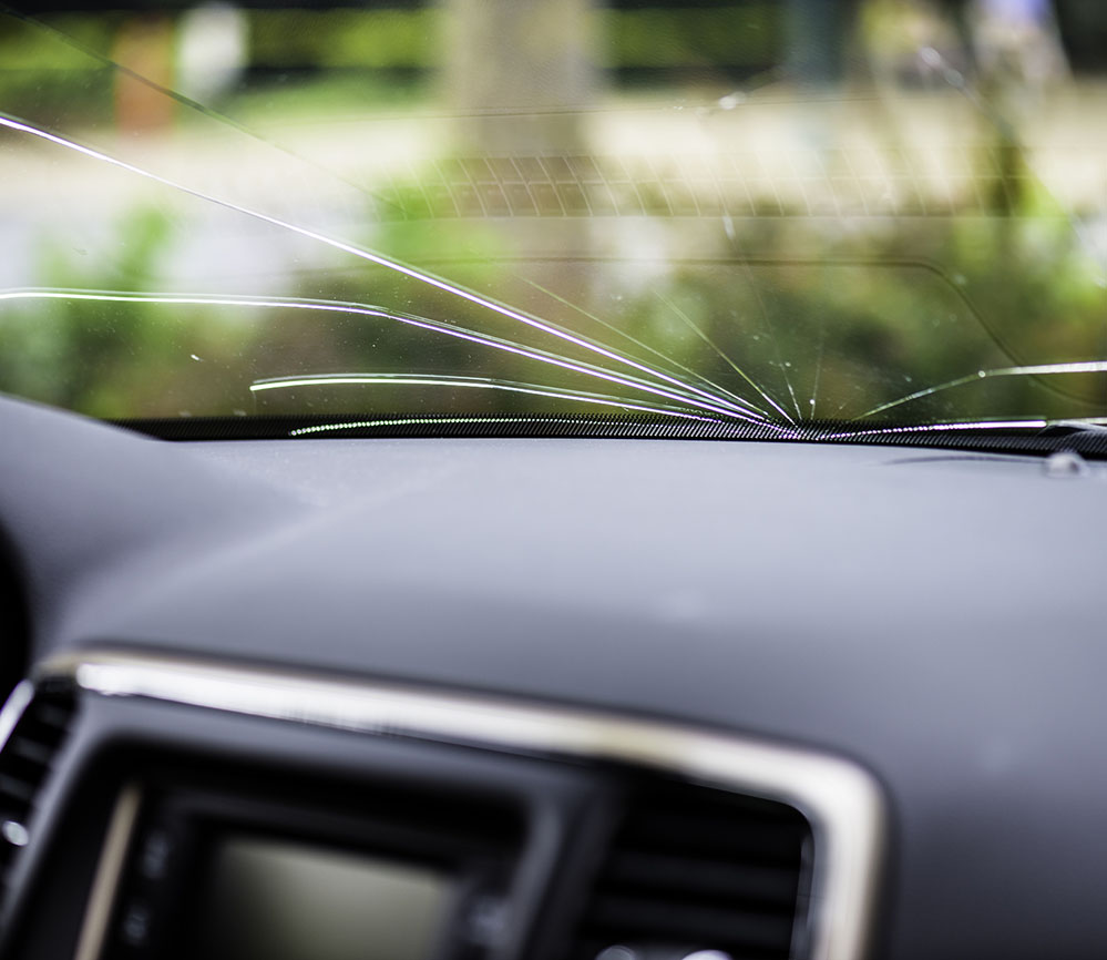 Signs That You Need an Auto Windshield Replacement